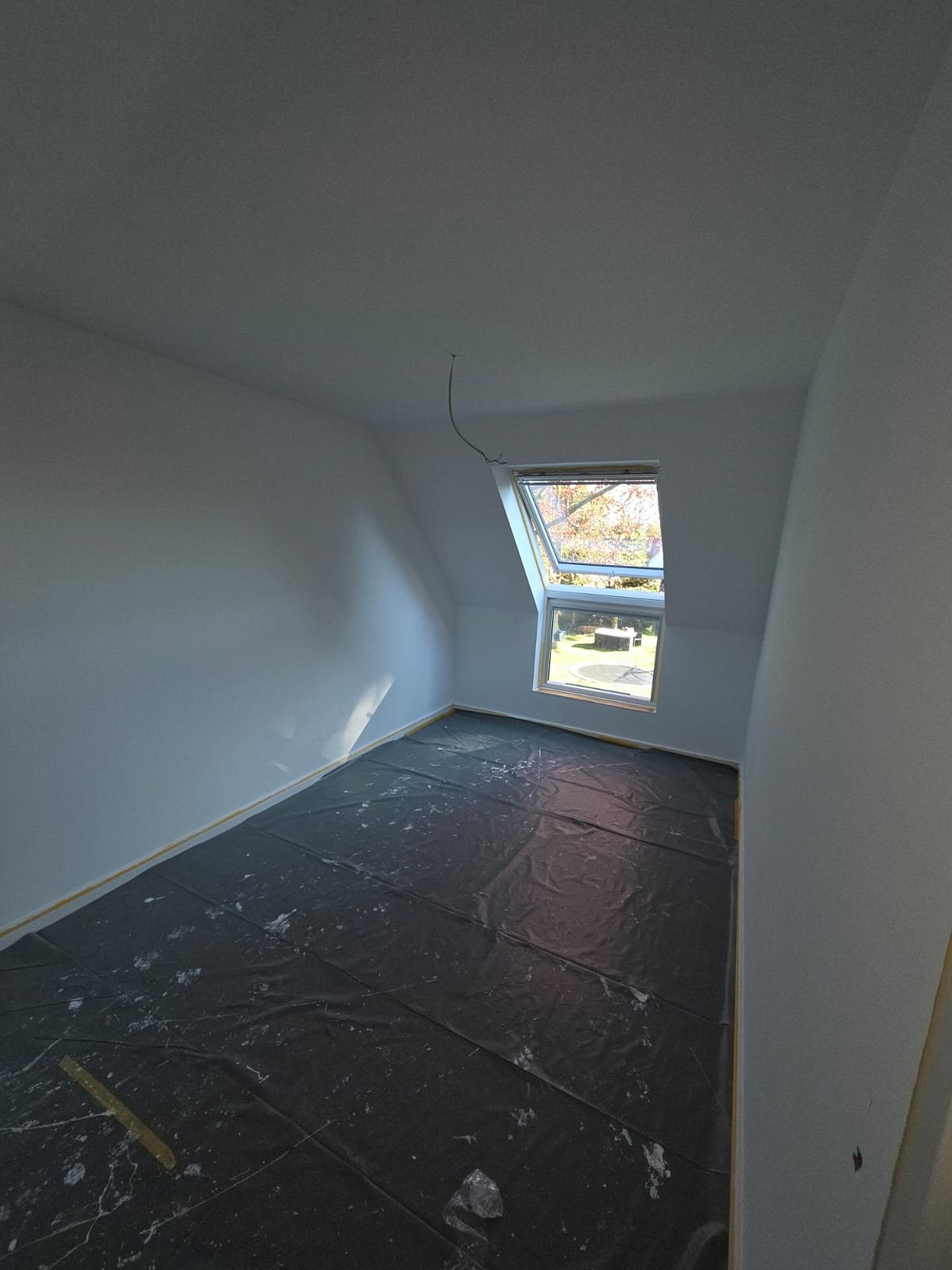 Frisch gestrichene Dachschräge mit Blick in den Garten