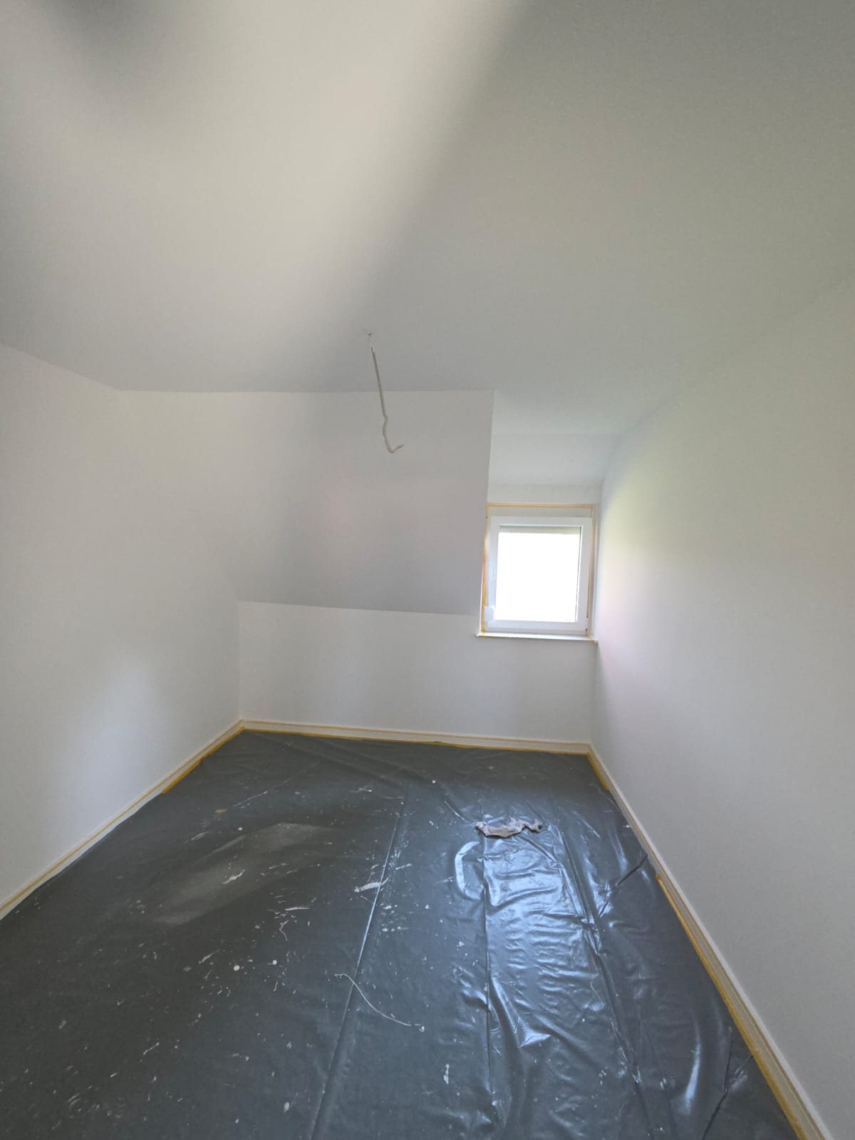 Frisch gestrichenes Zimmer mit Fenster