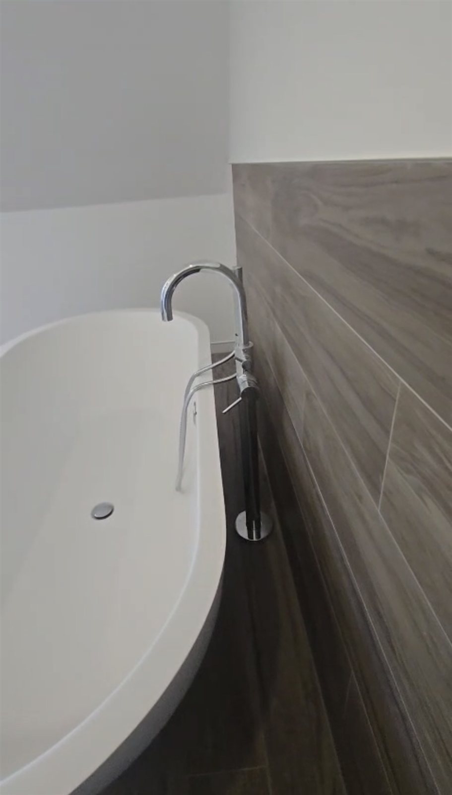 Detailansicht der freistehenden Badewanne mit Armatur
