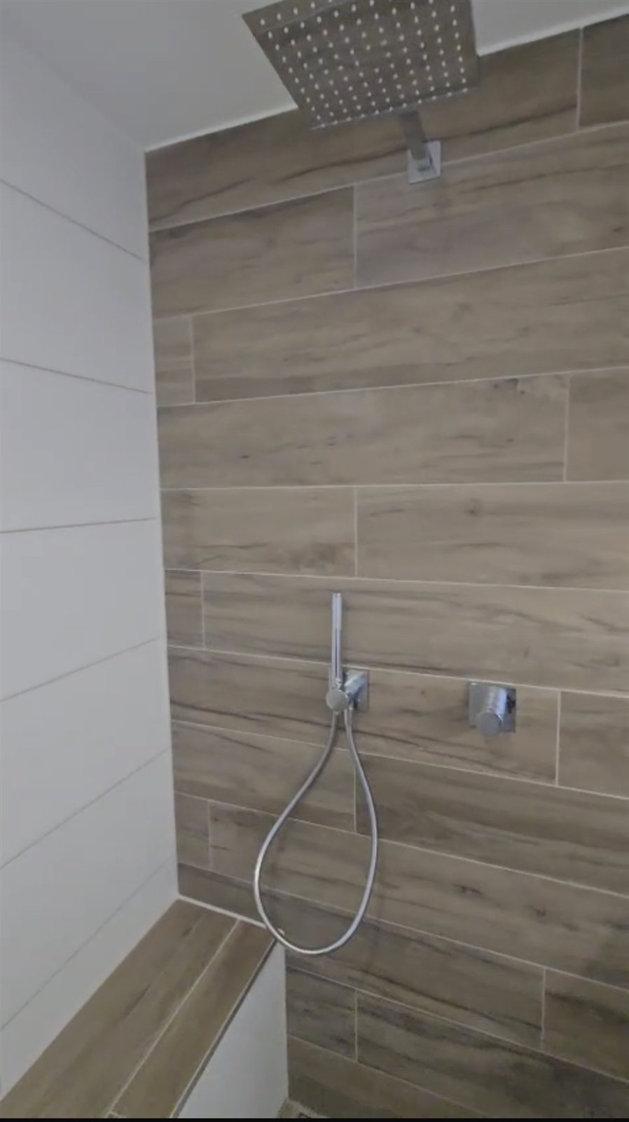 Gemauerte und gefliester Sitzbank in der Dusche