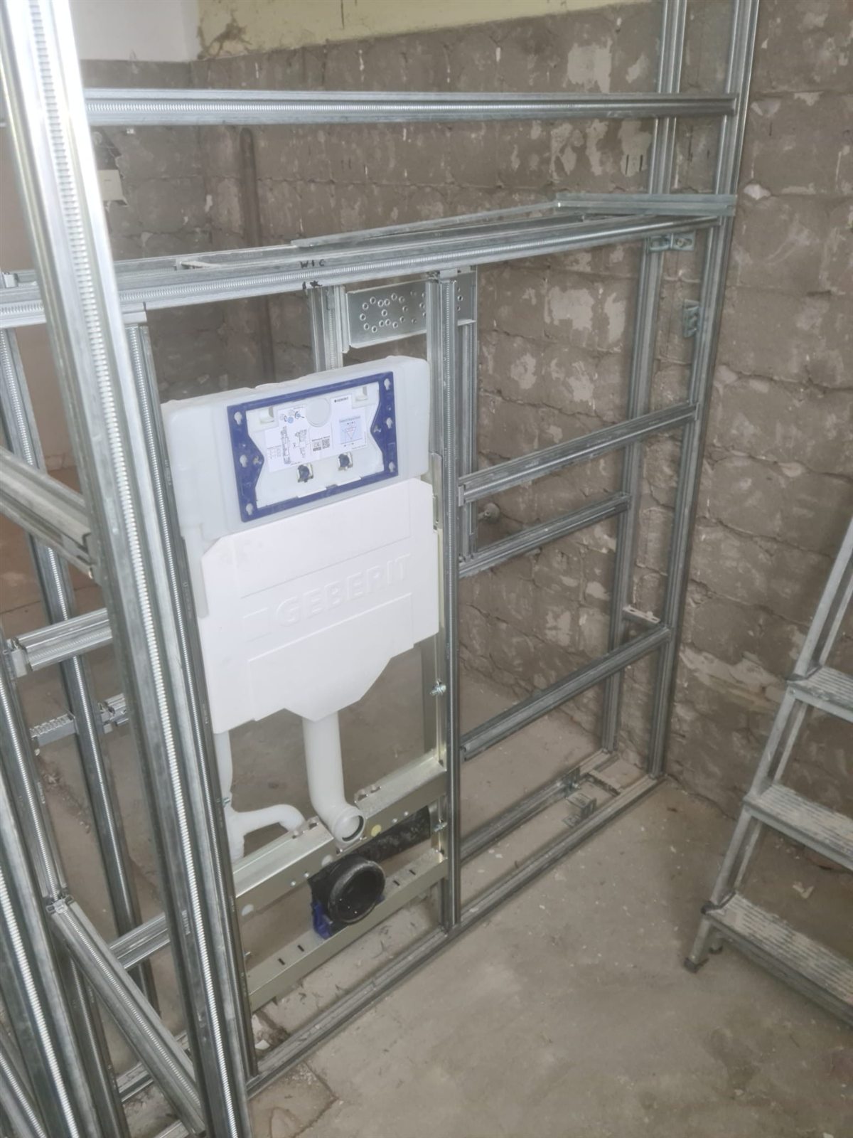 Rohinstallation: Vorwandelement für die neue Toilette