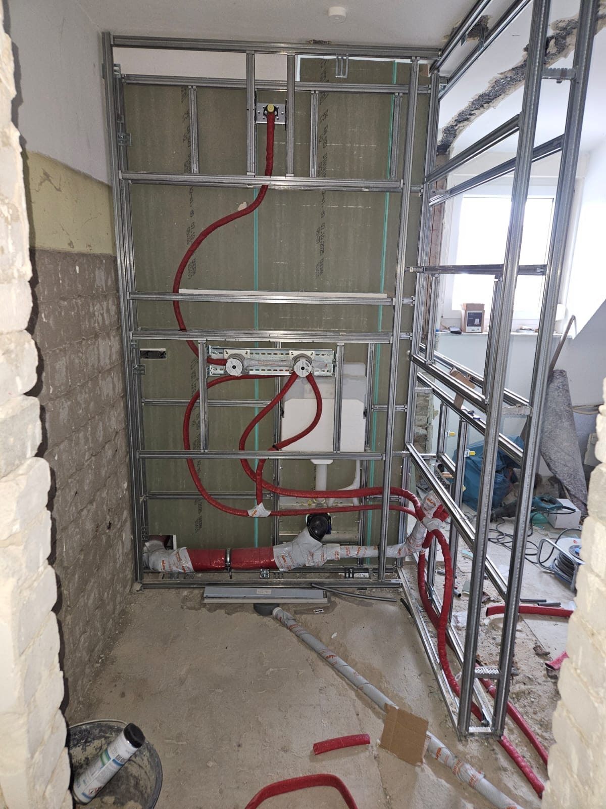 Rohinstallation: neue Sanitär-Rohrleitungen im Ständerwerk
