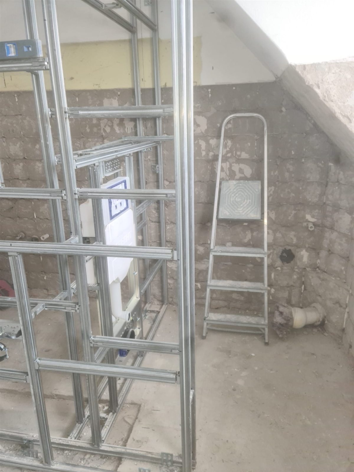 Rohinstallation: neues Metallständerwerk für die Badwände