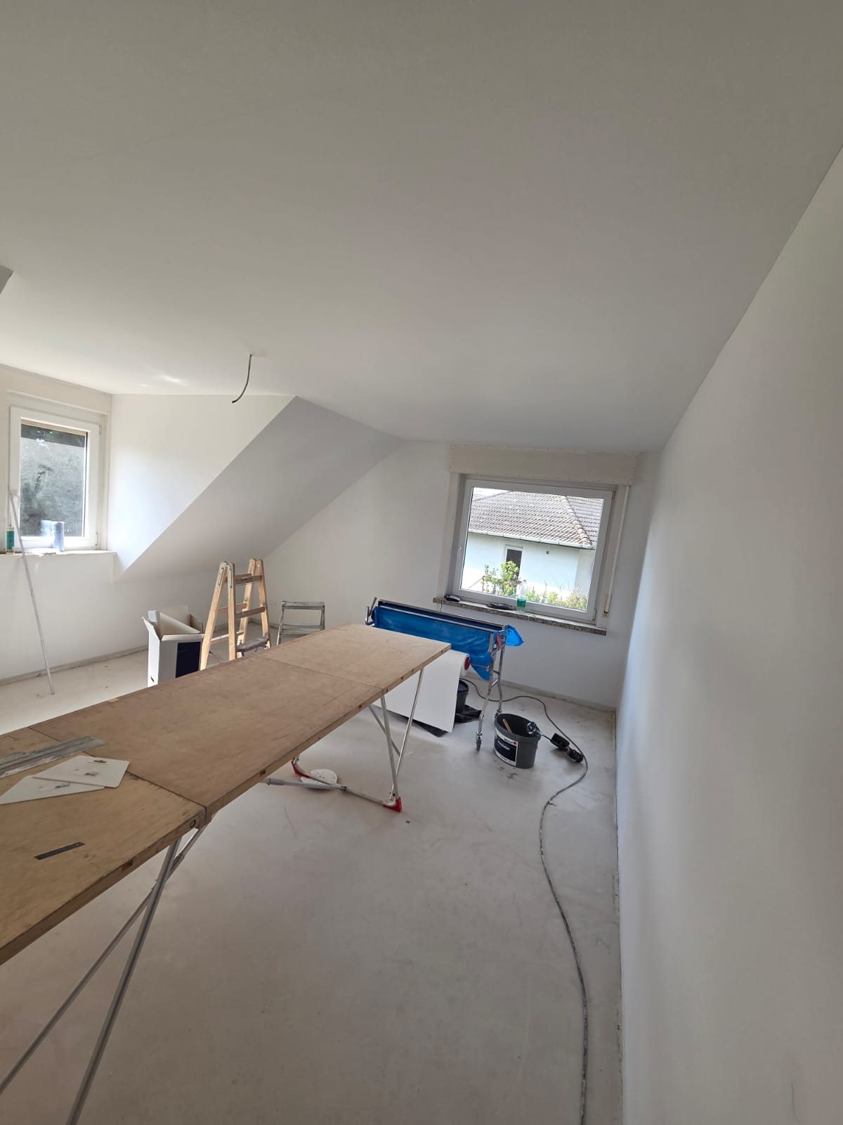 Arbeitsplatz mit Tapeziertisch für die Spachtelarbeiten