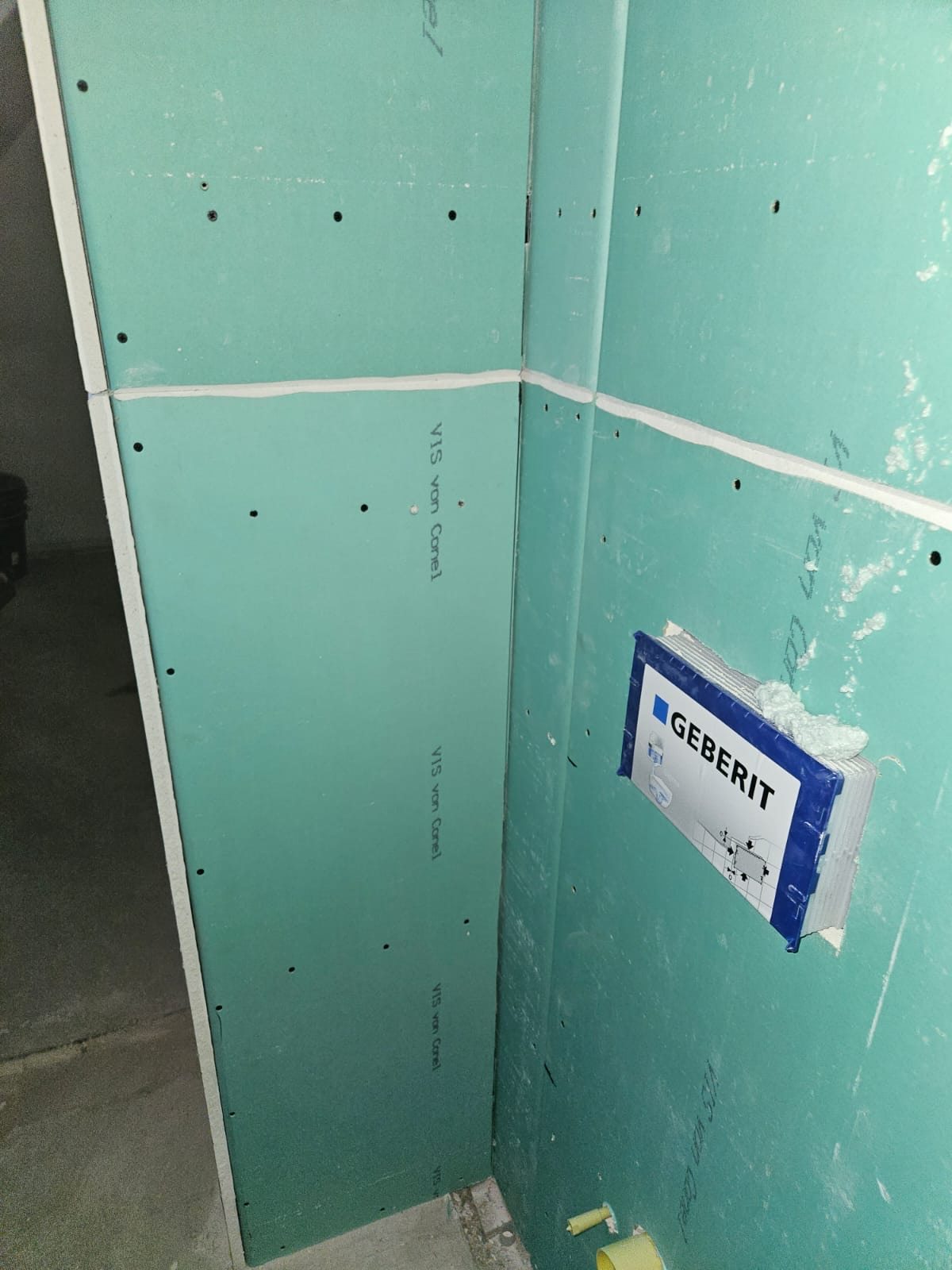Weitere beplankte Trockenbauwand im Bad