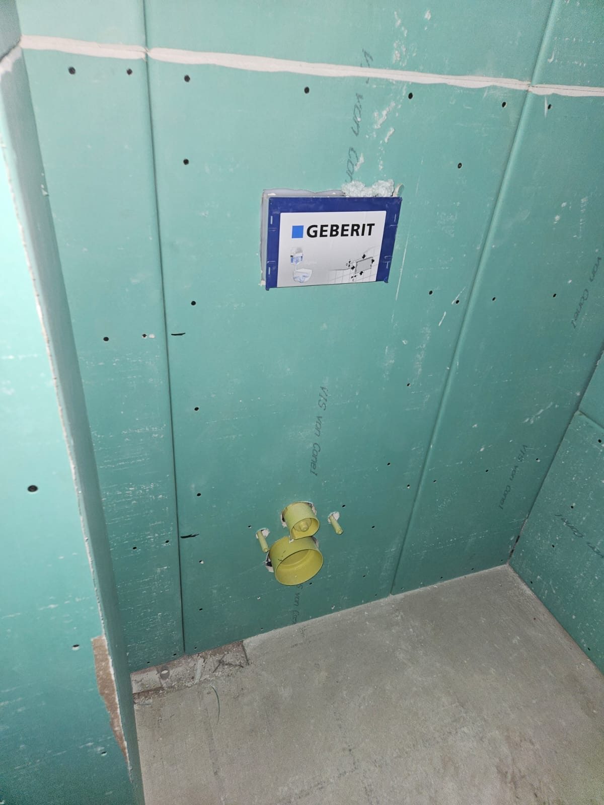 Trockenbauwand im neuen Bad beplankt