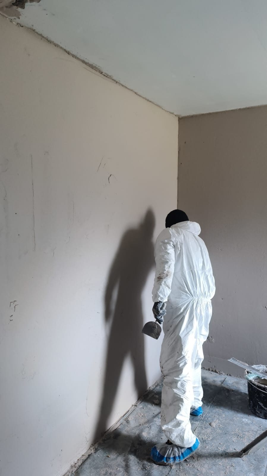 Handwerker beim Verputzen der Wände