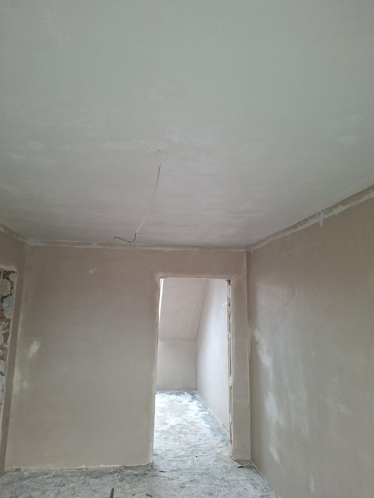 Neu verputzter Türdurchgang nach dem Rückbau der Wand