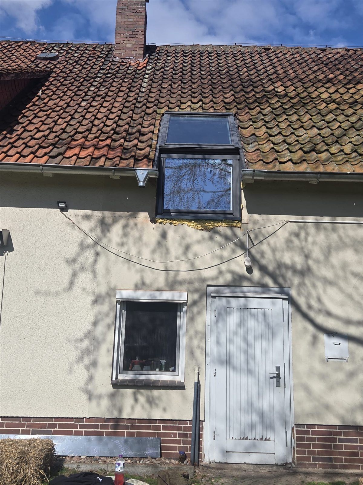 Ausgangssituation: Fassade mit altem Dachfenster von außen