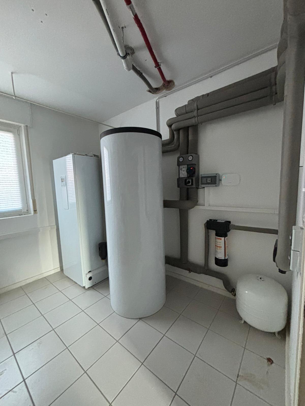 Inneneinheit im Technikraum mit Speicher, Hydraulik und Ausdehnungsgefäß
