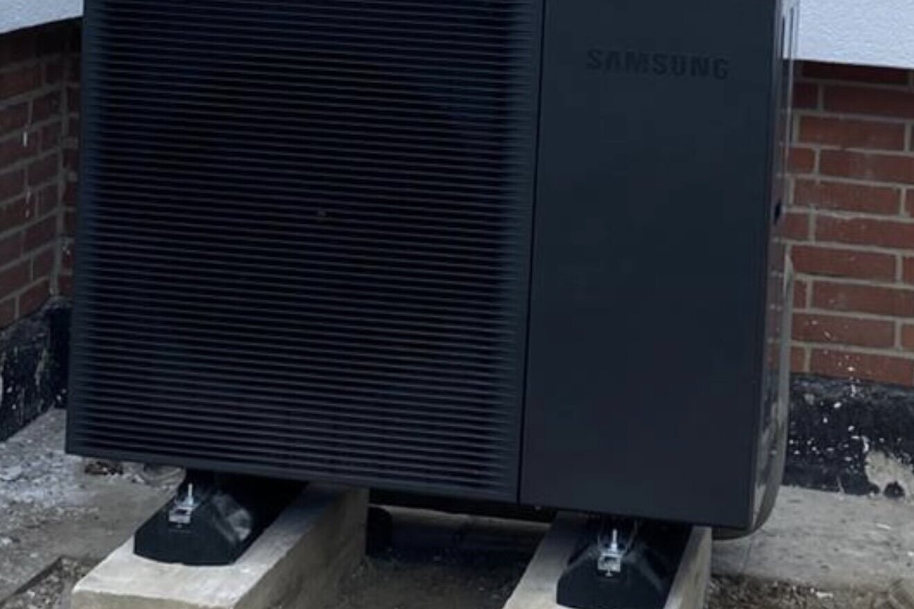 Außeneinheit der Samsung-Luft-Wasser-Wärmepumpe auf ihrem Betonfundament