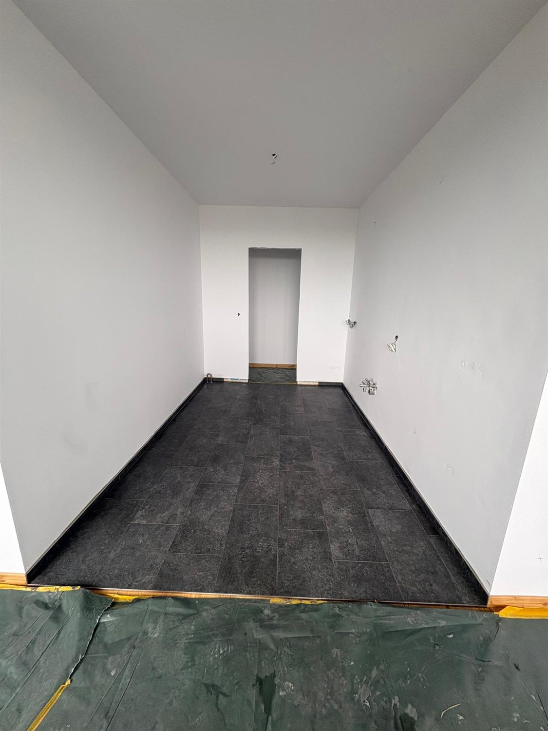 Wohnungssanierung in Hannover-Vahrenwald: neu verlegter Boden und frisch gestrichene Wände